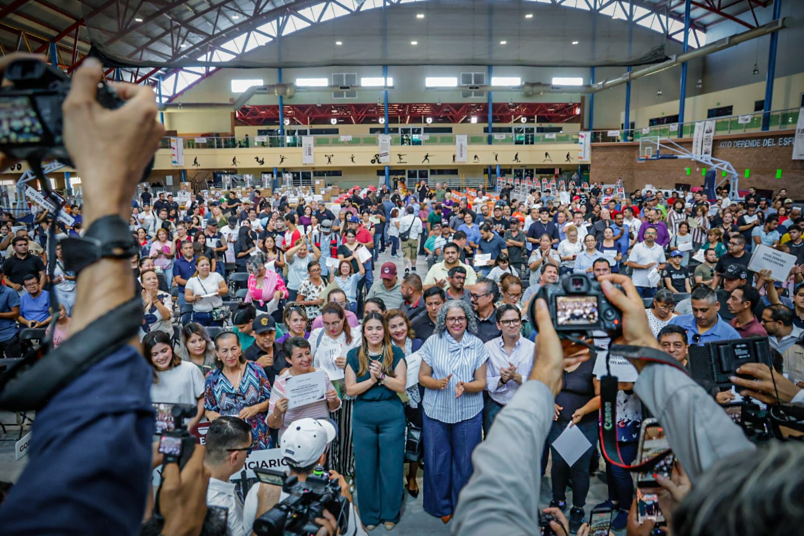 Gobierno de Sinaloa entrega 830 equipos productivos