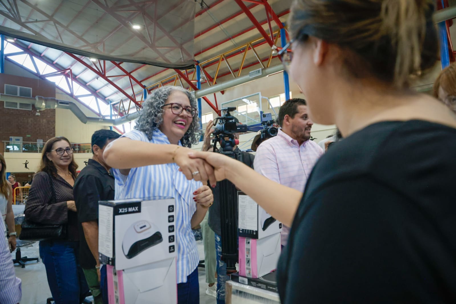 Gobierno de Sinaloa entrega 830 equipos productivos