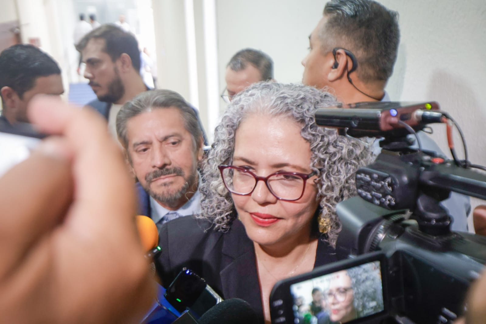 Graciela Domimguez saliendo del Congreso