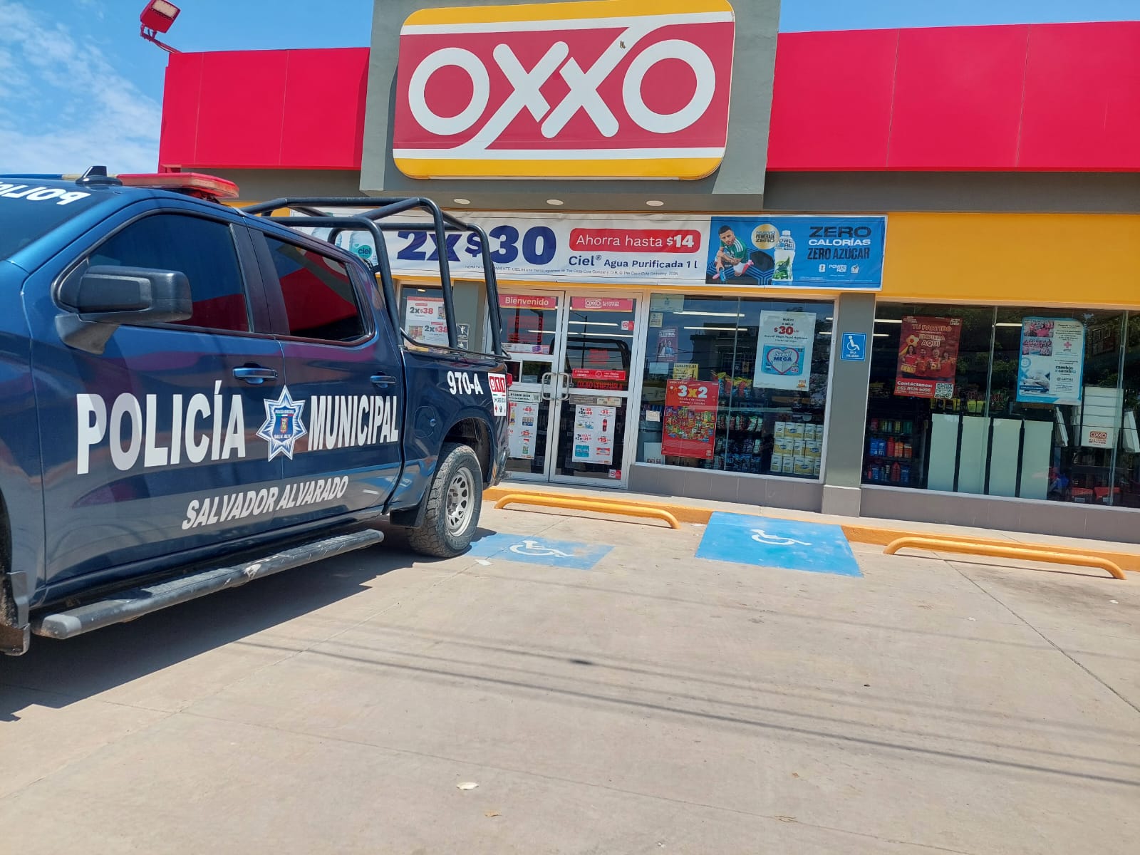 Hombre encapuchado asalta tienda de conveniencia en la colonia Primero de Mayo de Guamúchil
