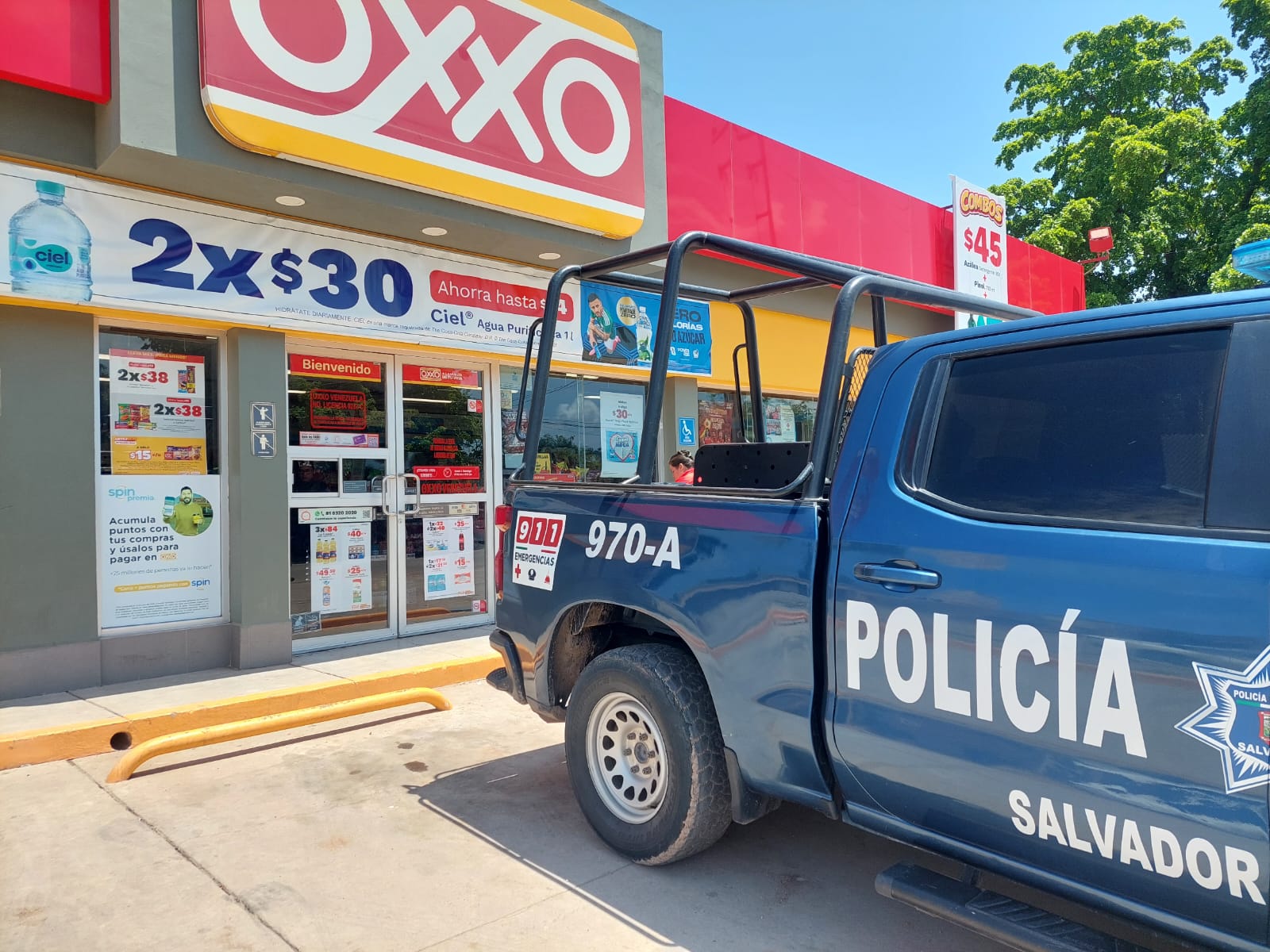 Hombre encapuchado asalta tienda de conveniencia en la colonia Primero de Mayo de Guamúchil