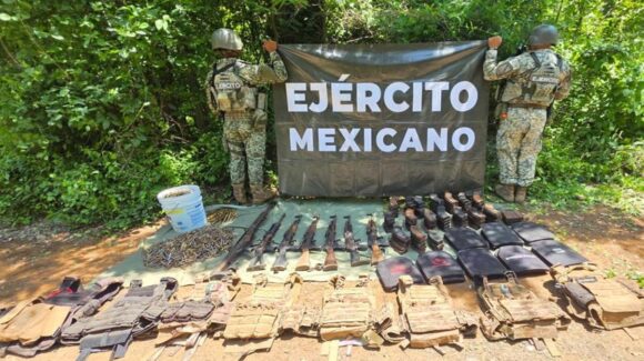 Incautan arsenal al sur de Mazatlán; aseguran Barrett, 8 mil 965 cartuchos y equipo táctico