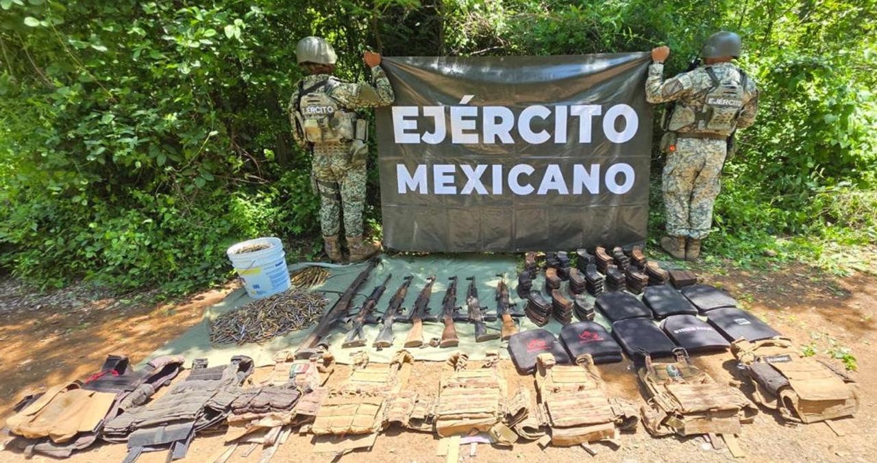 Incautan arsenal al sur de Mazatlán; aseguran Barrett, 8 mil 965 cartuchos y equipo táctico