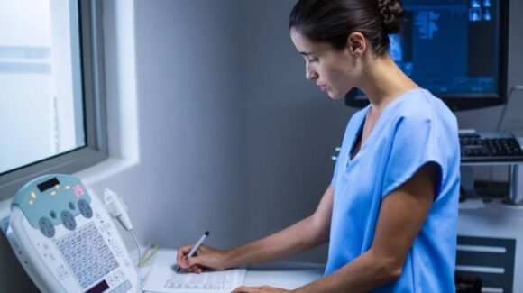 Día del Ingeniero Biomédico: profesionales clave en el desarrollo de equipos médicos
