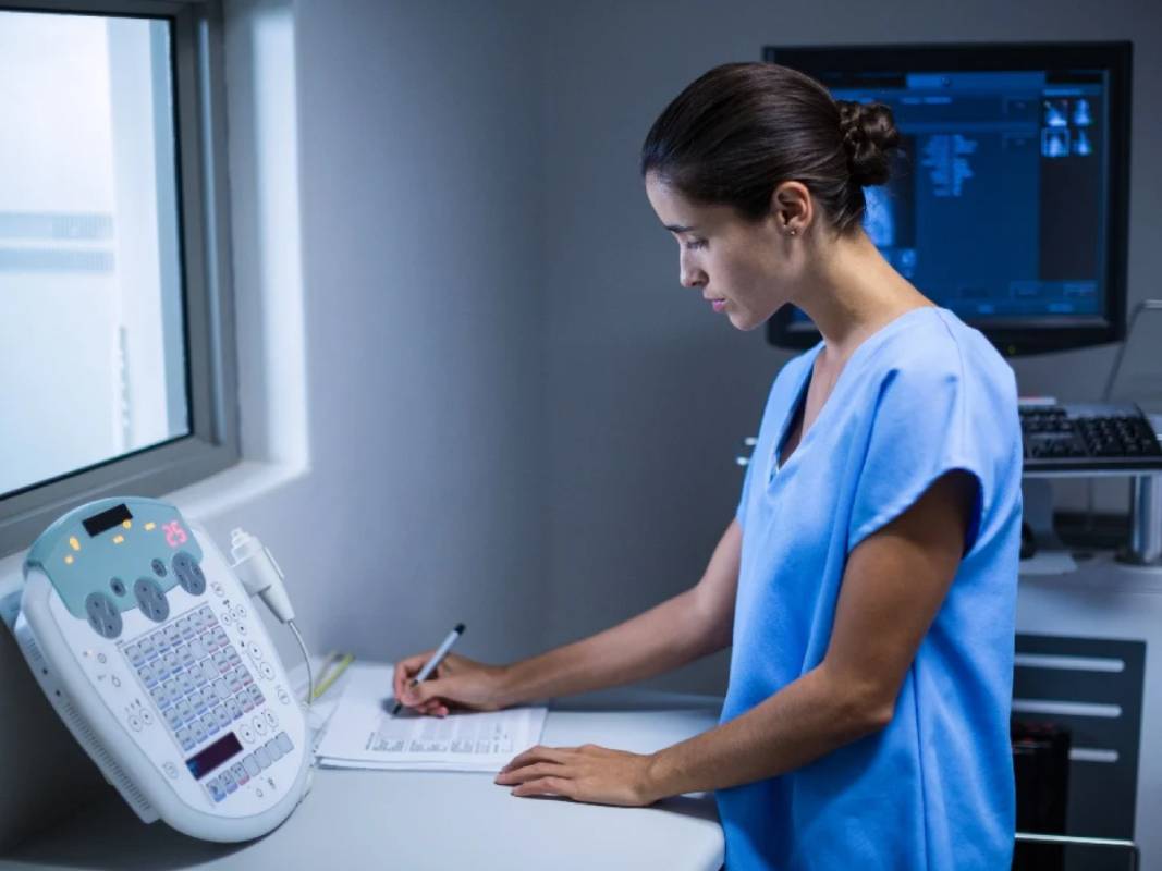 Día del Ingeniero Biomédico: profesionales clave en el desarrollo de equipos médicos