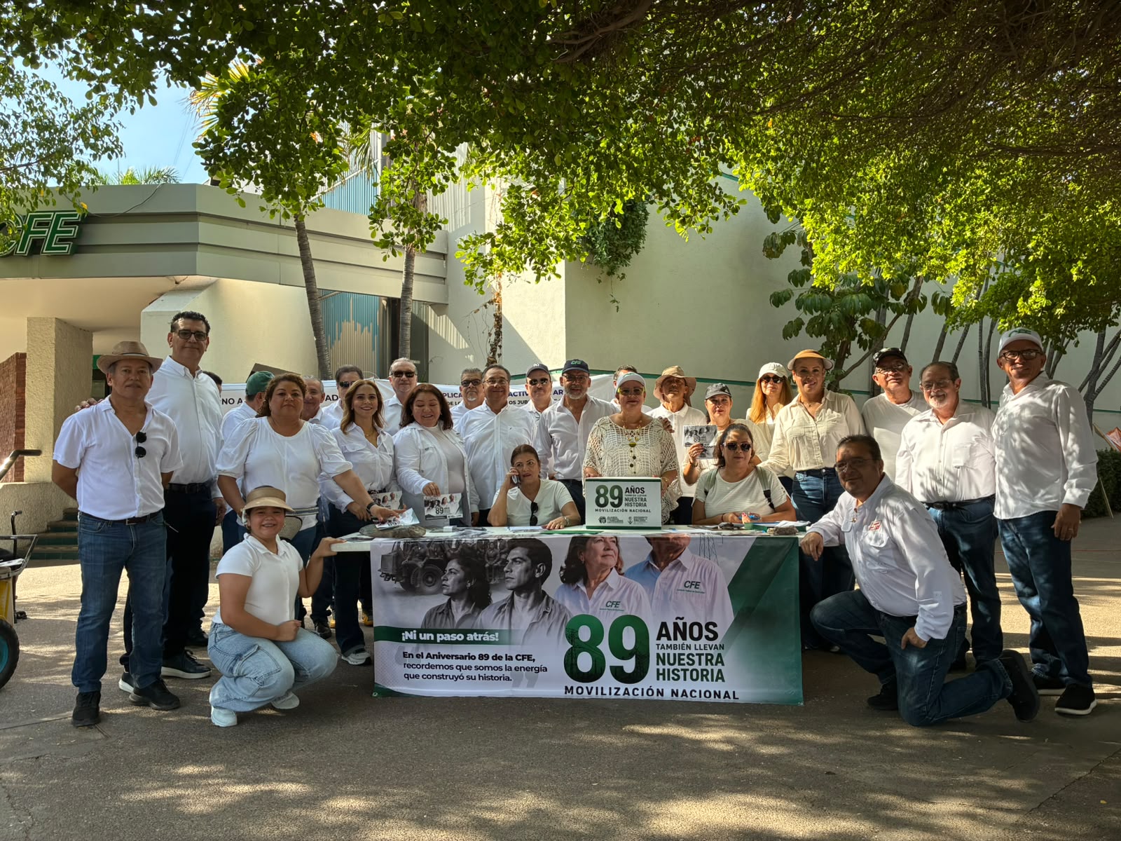 Jubilados de CFE protestan por recorte a sus pensiones