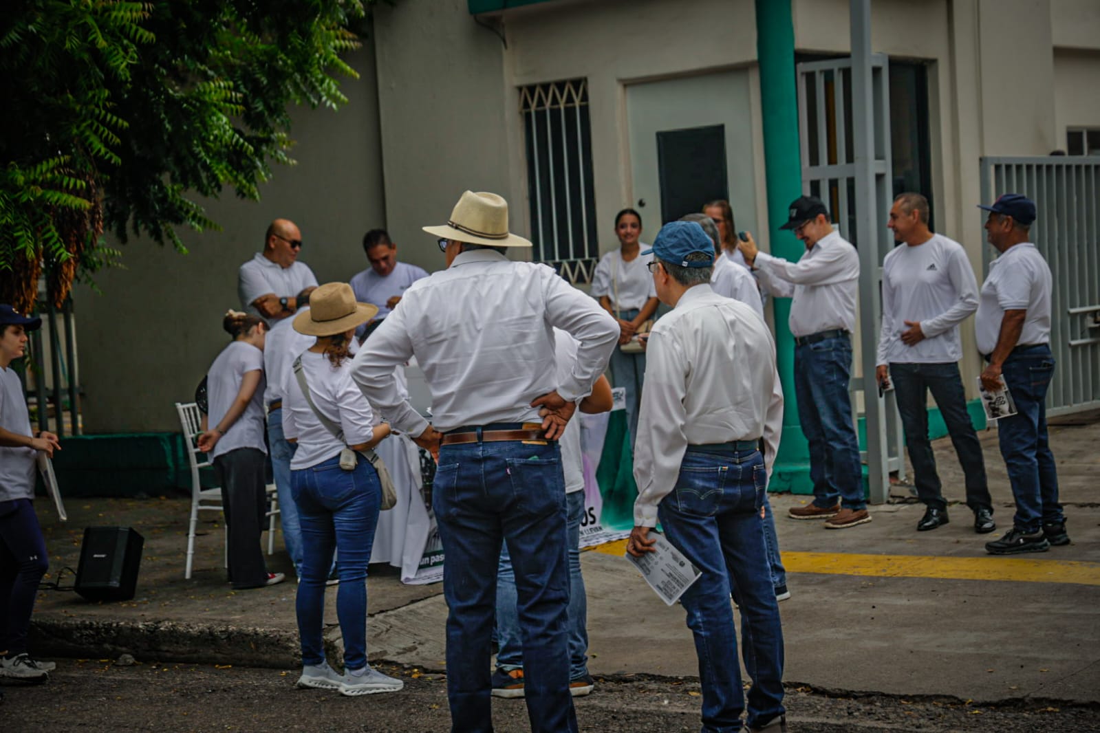 Jubilados de la CFE se manifiestan en Culiacán exigen frenar recortes en sus pensiones