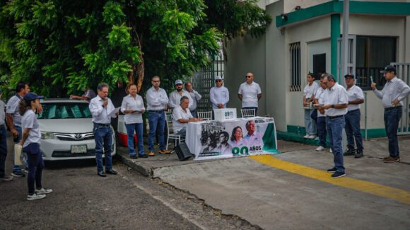 Jubilados de la CFE se manifiestan en Culiacán exigen frenar recortes en sus pensiones