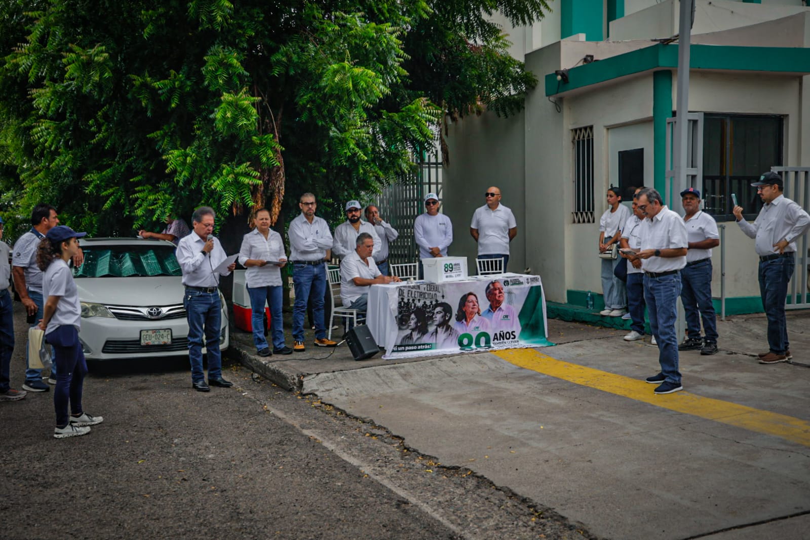 Jubilados de la CFE se manifiestan en Culiacán exigen frenar recortes en sus pensiones
