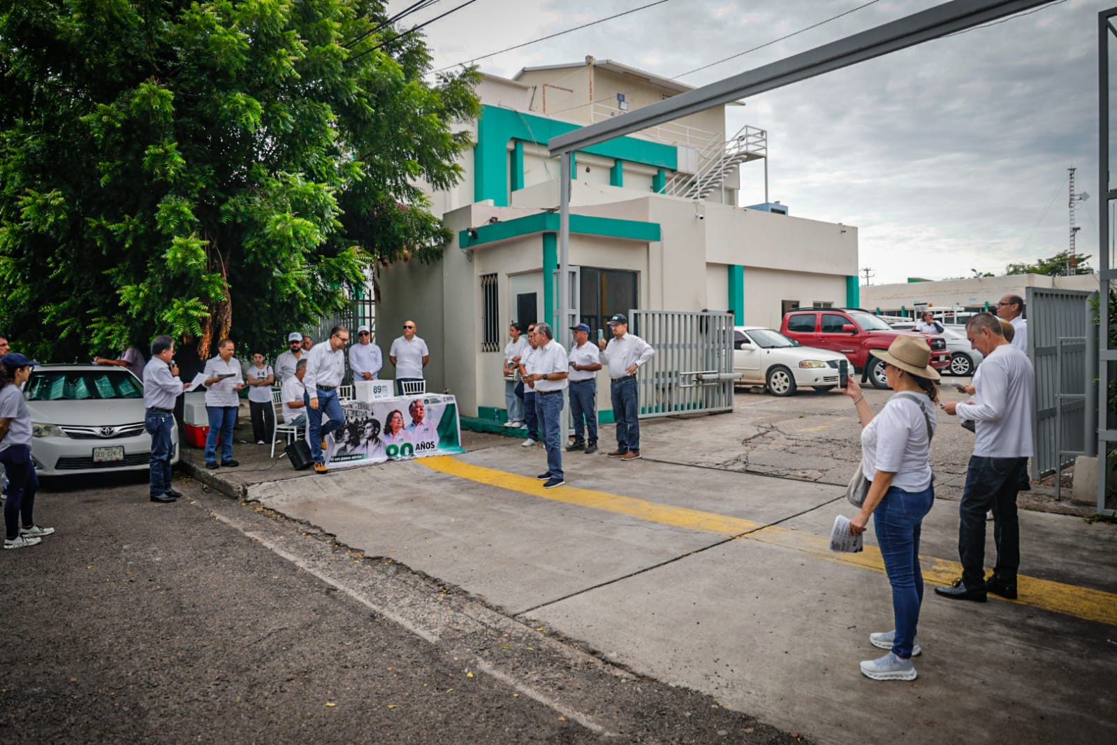 Jubilados de la CFE se manifiestan en Culiacán exigen frenar recortes en sus pensiones