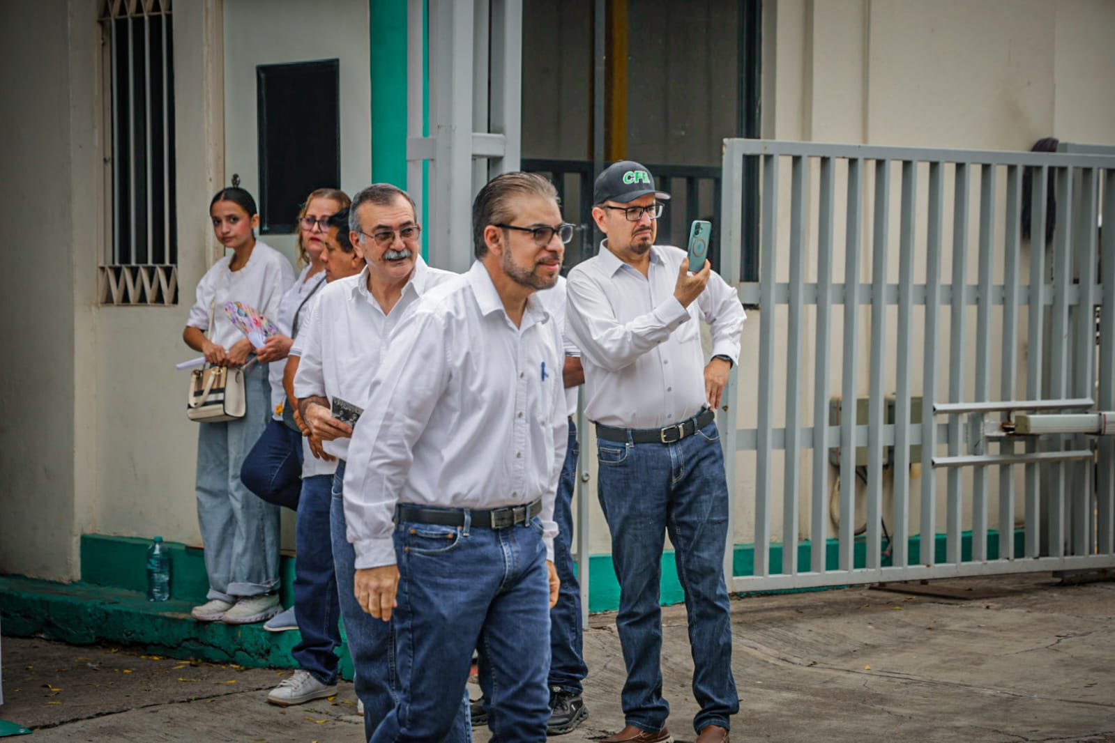Jubilados de la CFE se manifiestan en Culiacán exigen frenar recortes en sus pensiones