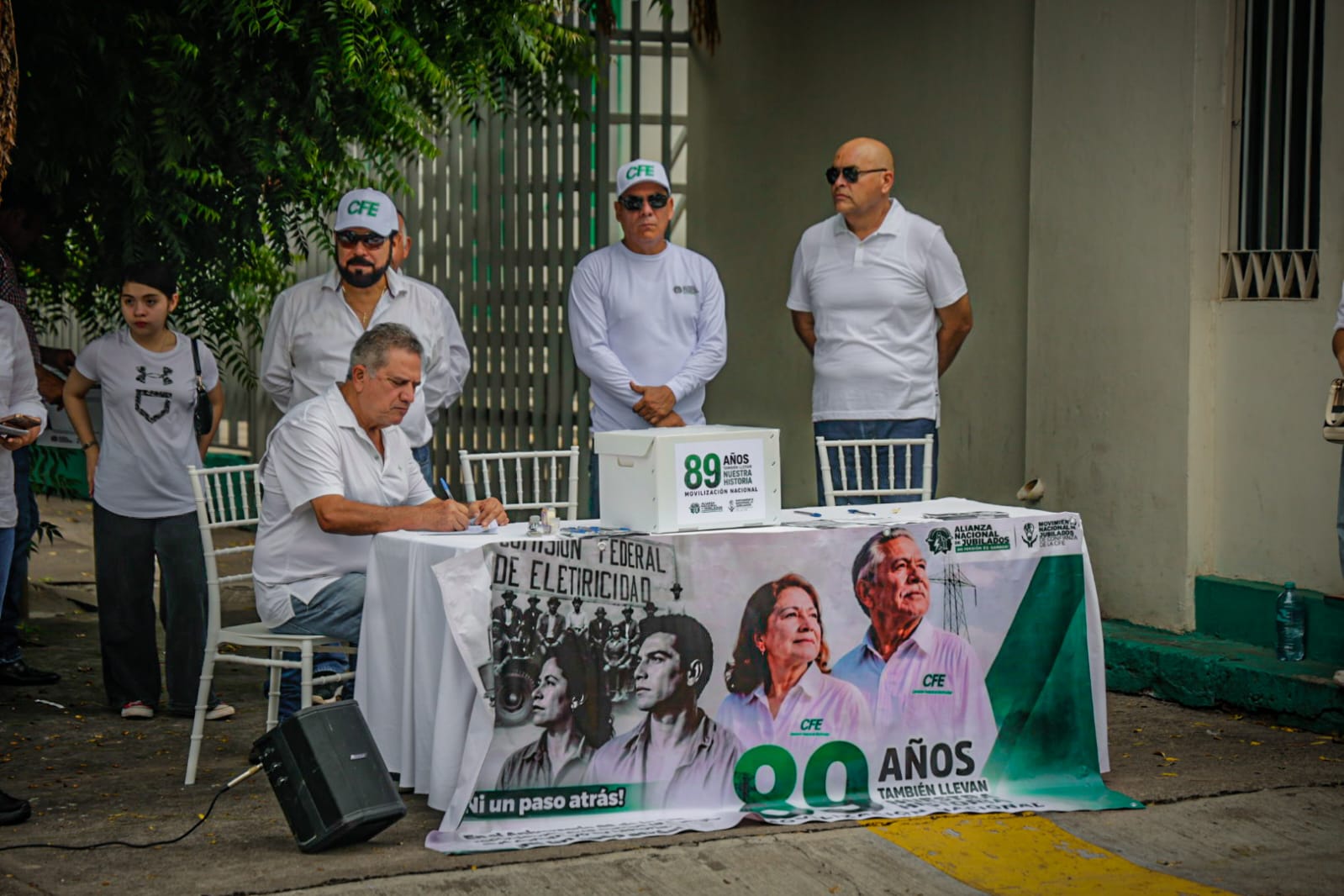 Jubilados de la CFE se manifiestan en Culiacán exigen frenar recortes en sus pensiones