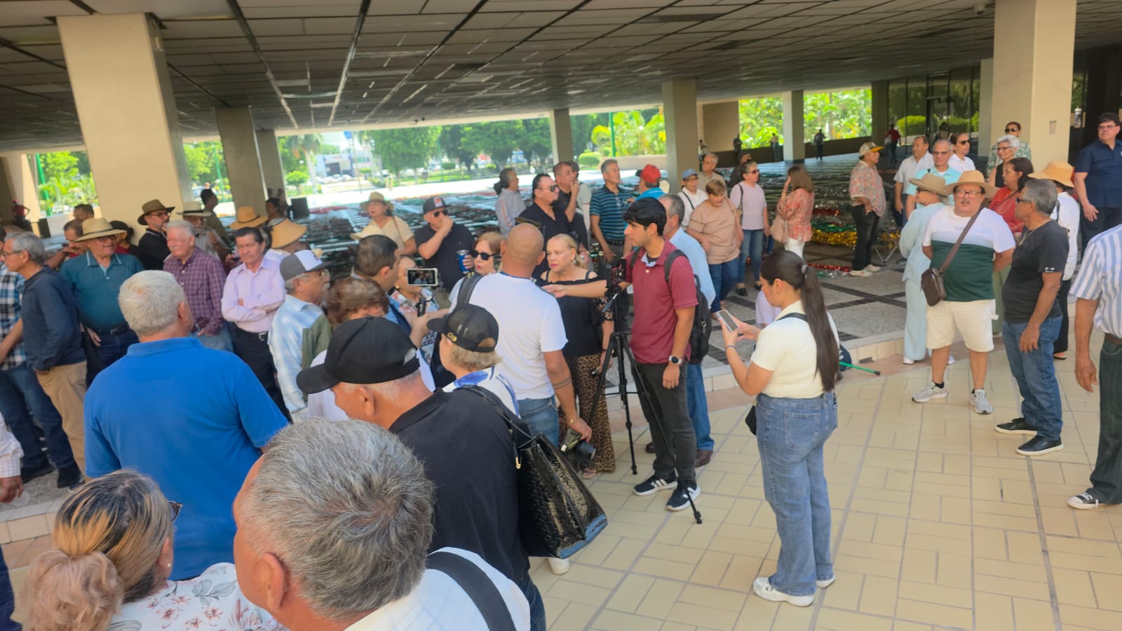 Jubilados de la UAS se manifiestan en Palacio de Gobierno
