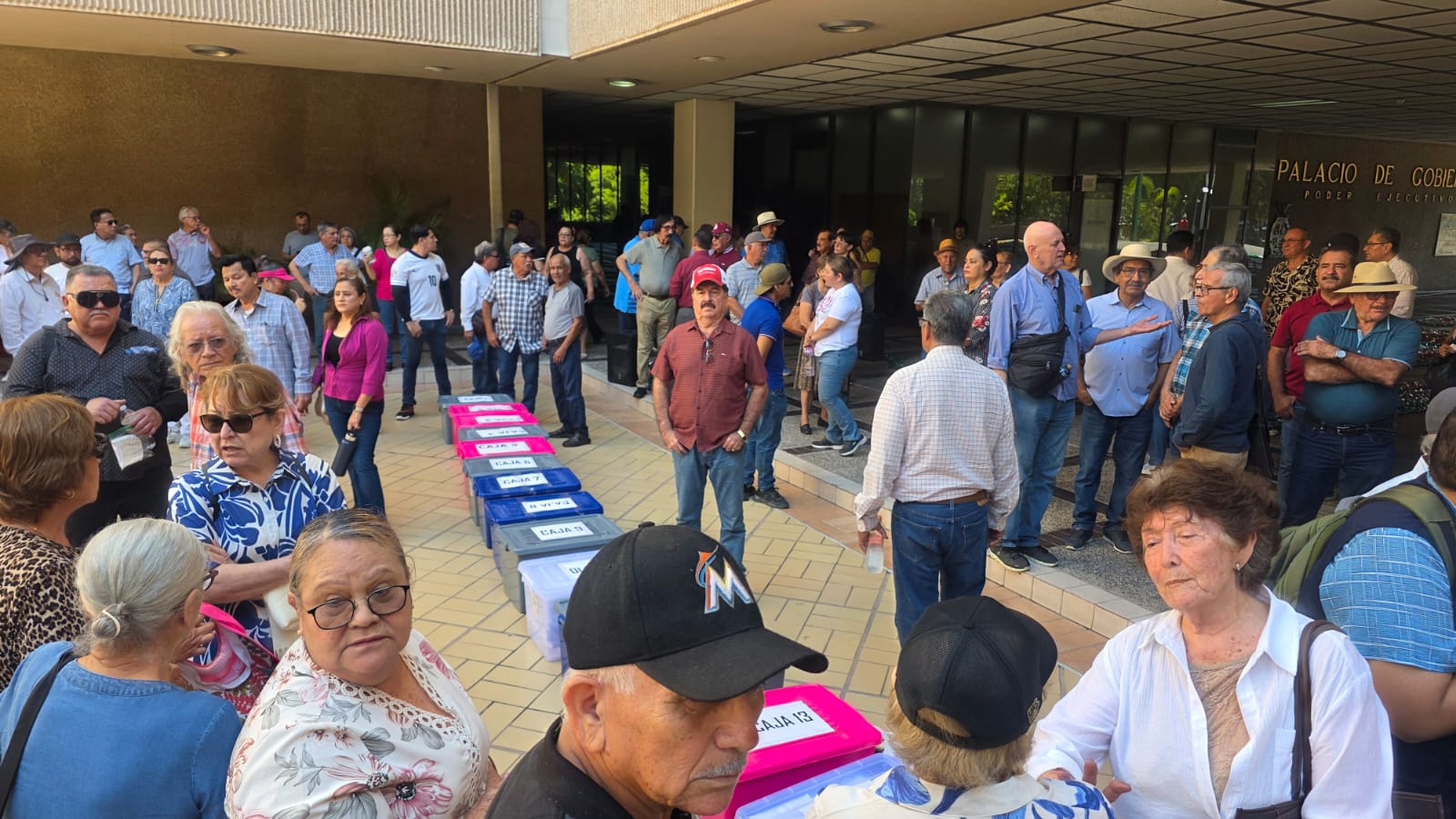 Jubilados de la UAS se manifiestan en Palacio de Gobierno