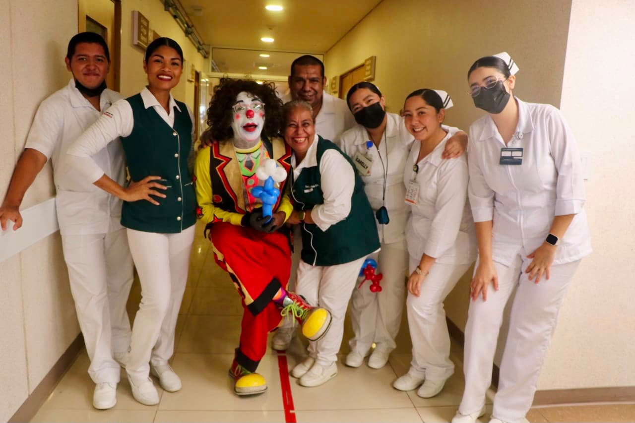 Llevan alegría a enfermos de hospital en Mazatlán