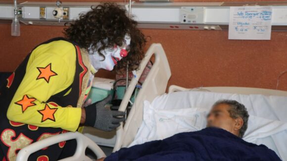 ‘Sonrisas que Sanan’ llega al Hospital General de Mazatlán, Sinaloa; llevan alegría y compañía a personas adultas mayores