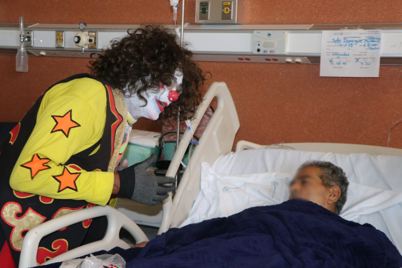 Llevan alegría a enfermos de hospital en Mazatlán