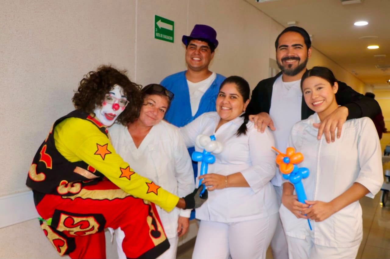 Llevan alegría a enfermos de hospital en Mazatlán
