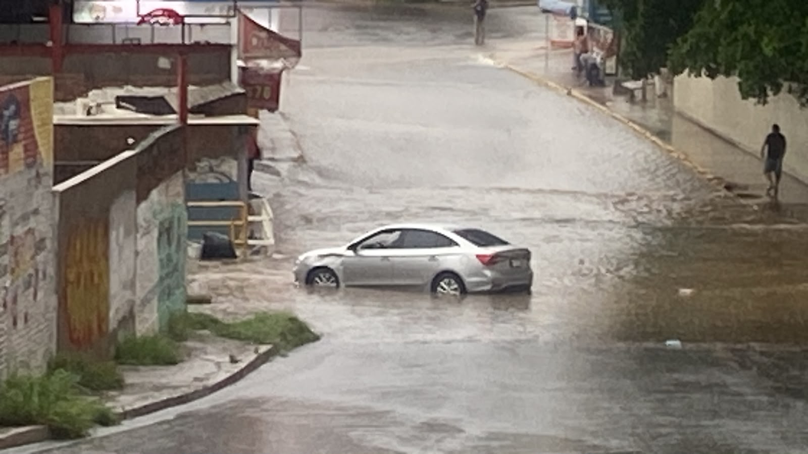 Lluvia fuerte se mantiene en Culiacán; PC realiza rescate y recorridos en zonas de riesgo