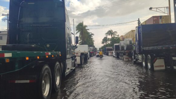 Sorprenden lluvias en Mazatlán, Sinaloa en este regreso a clases; alumnos llegan mojados