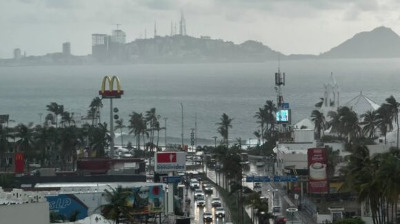 ¡Meta la ropa y saque los panquequis! Mazatlán, Sinaloa se moja esta tarde de lunes 17 de agosto con lluvia y descargas eléctricas