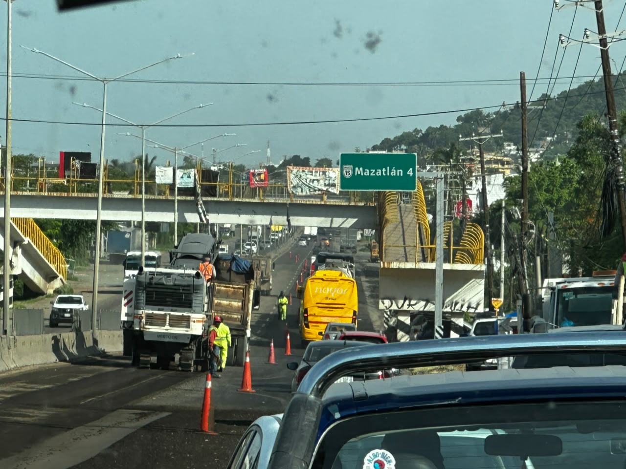 Mantenimiento en la carretera internacional provoca cierre de un carril en Mazatlán