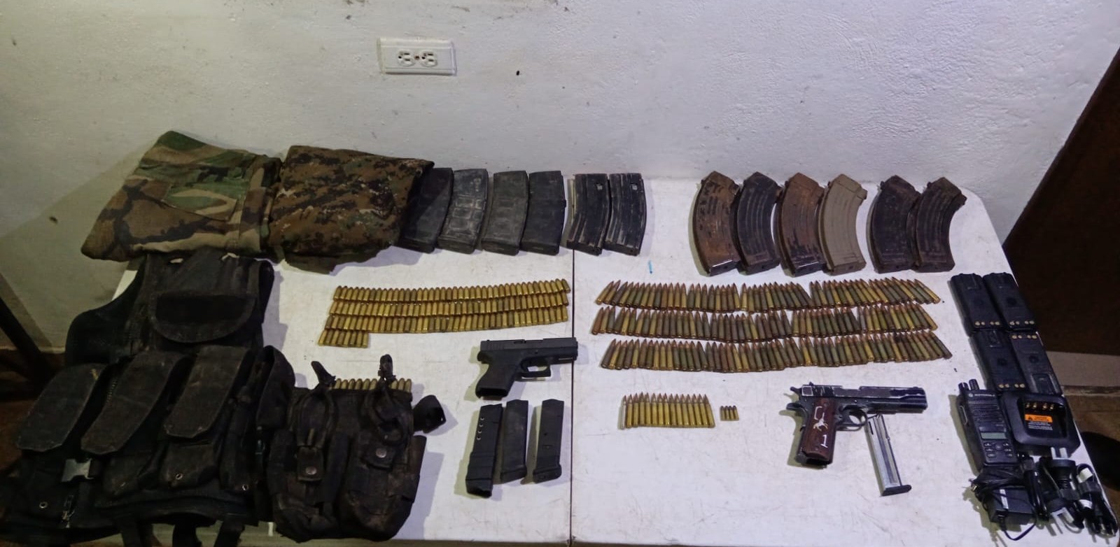 Marina asegura armas y cientos de cargadores en Ajoya, San Ignacio, Sinaloa