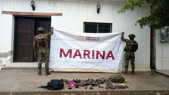 ¡En Mochilas abandonadas! Marina asegura armas y cientos de cargadores en Ajoya, San Ignacio, Sinaloa