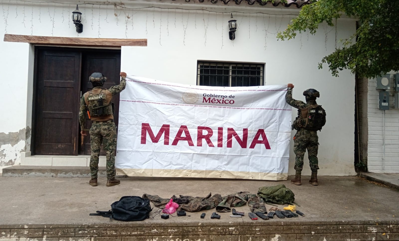 Marina asegura armas y cientos de cargadores en Ajoya, San Ignacio, Sinaloa