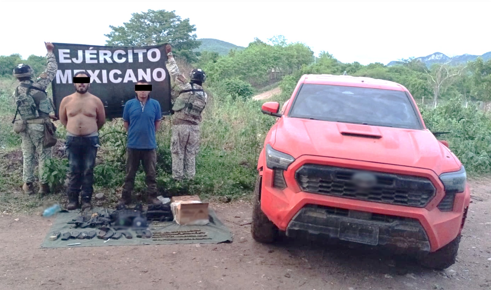 Militares detienen a tres personas y decomisan armas