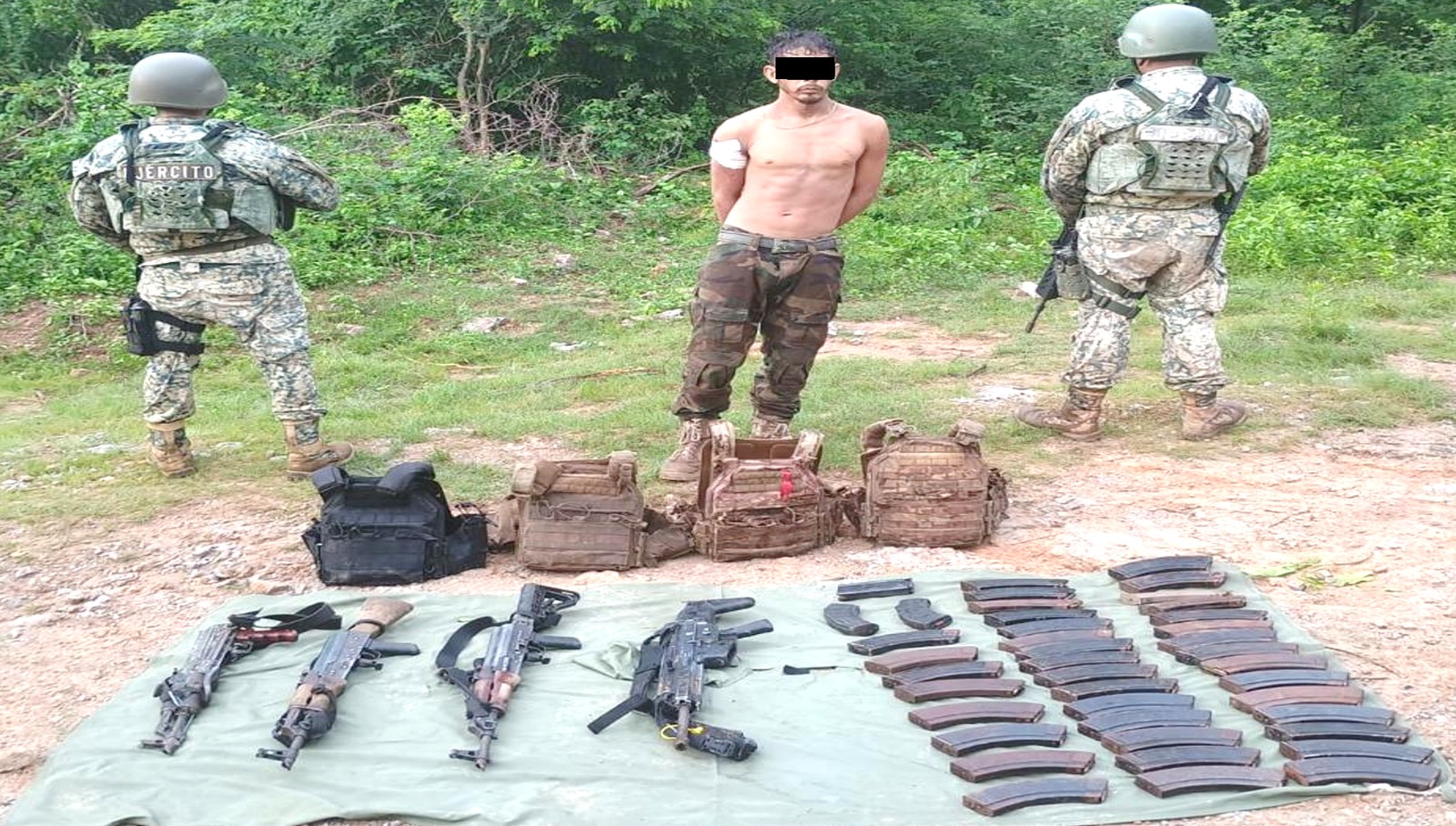 Militares detienen a tres personas y decomisan armas