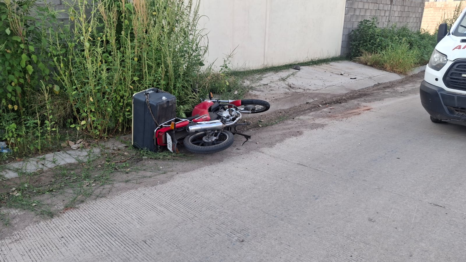 Motociclista es arrollado por el conductor de una vagoneta en el fraccionamiento Las Nubes, en Los Mochis, Sinaloa