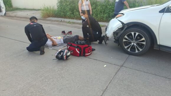 Motociclista es arrollado por el conductor de una vagoneta en el fraccionamiento Las Nubes, en Los Mochis, Sinaloa