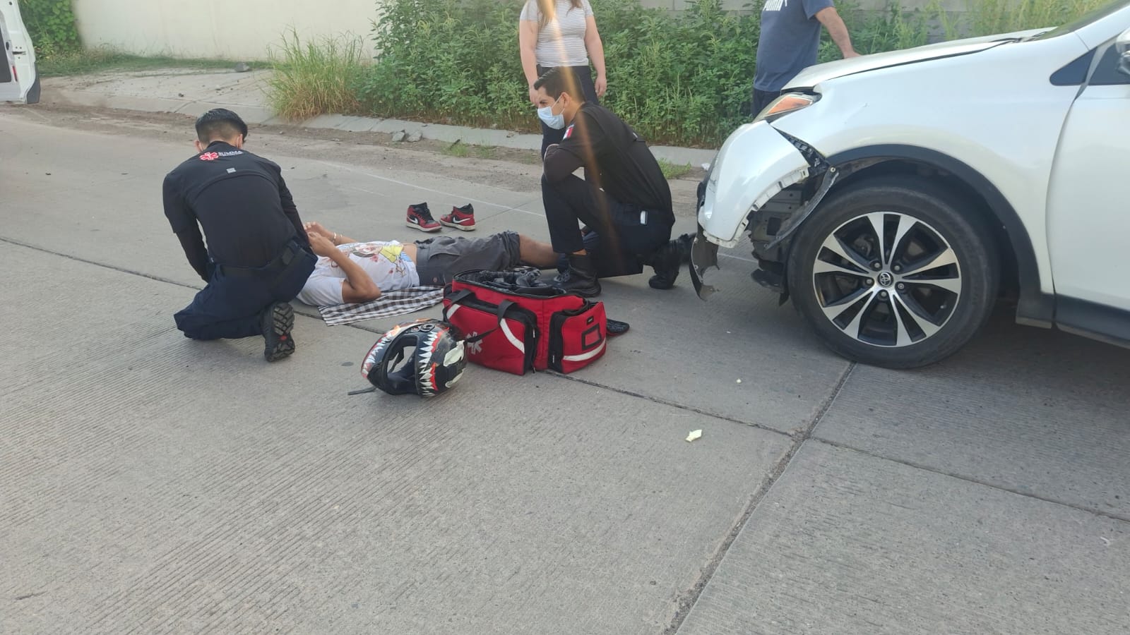 Motociclista es arrollado por el conductor de una vagoneta en el fraccionamiento Las Nubes, en Los Mochis, Sinaloa