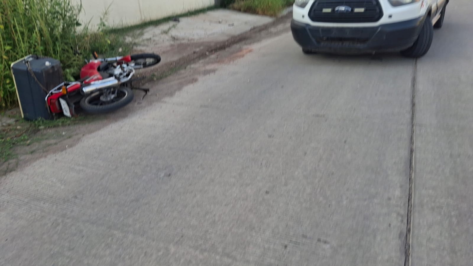 Motociclista es arrollado por el conductor de una vagoneta en el fraccionamiento Las Nubes, en Los Mochis, Sinaloa