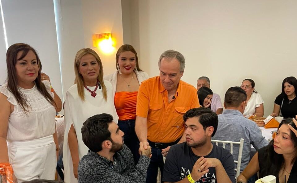 Movimiento Ciudadano se reune con jóvenes