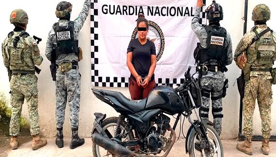 En la Urraca Nueva de Mazatlán, Sinaloa, operativo deja una mujer detenida; GN y Ejército aseguran también motocicleta
