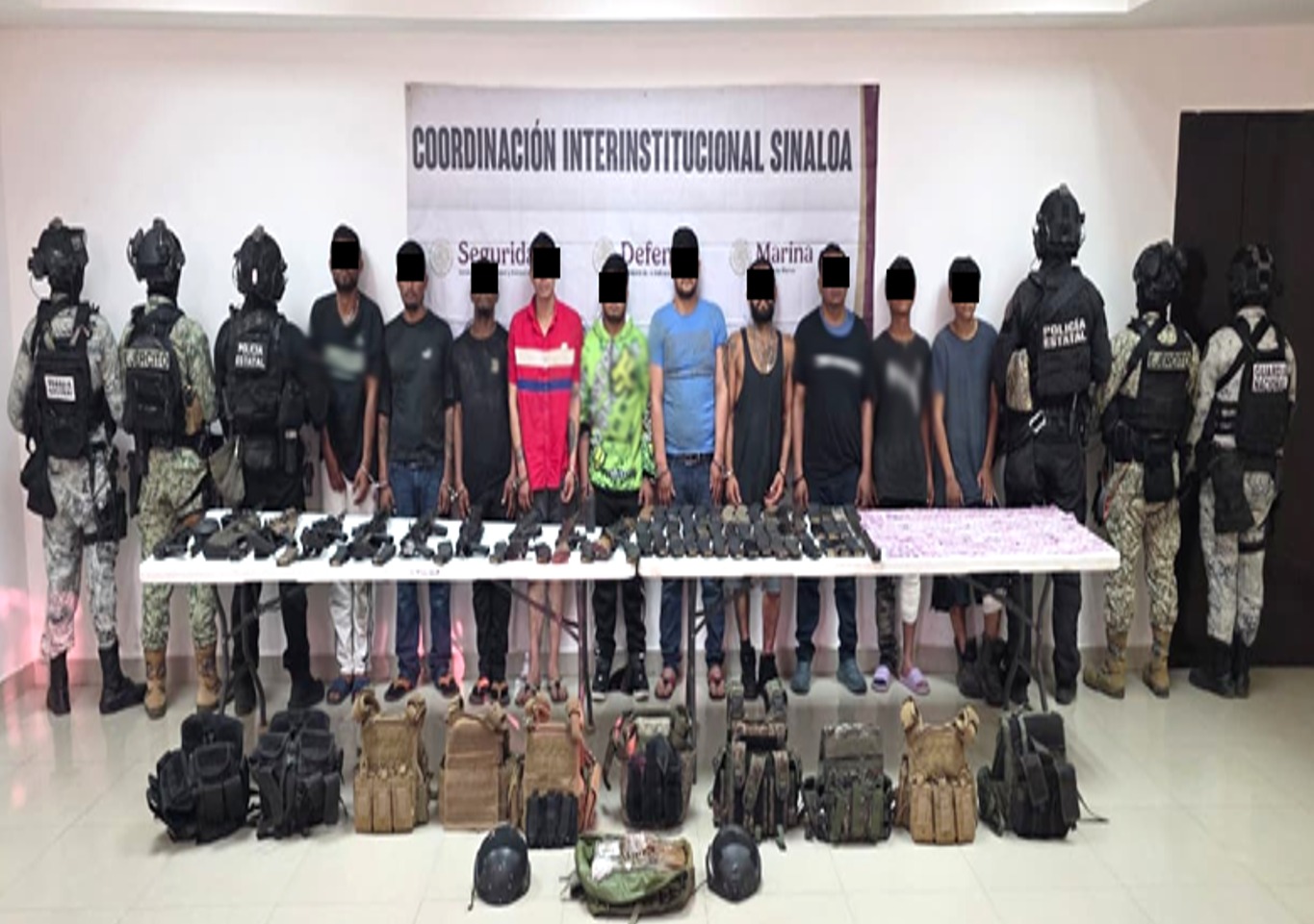 Operativo en Concordia, Sinaloa; detienen a 10, siete de ellos extranjeros, con arsenal y droga
