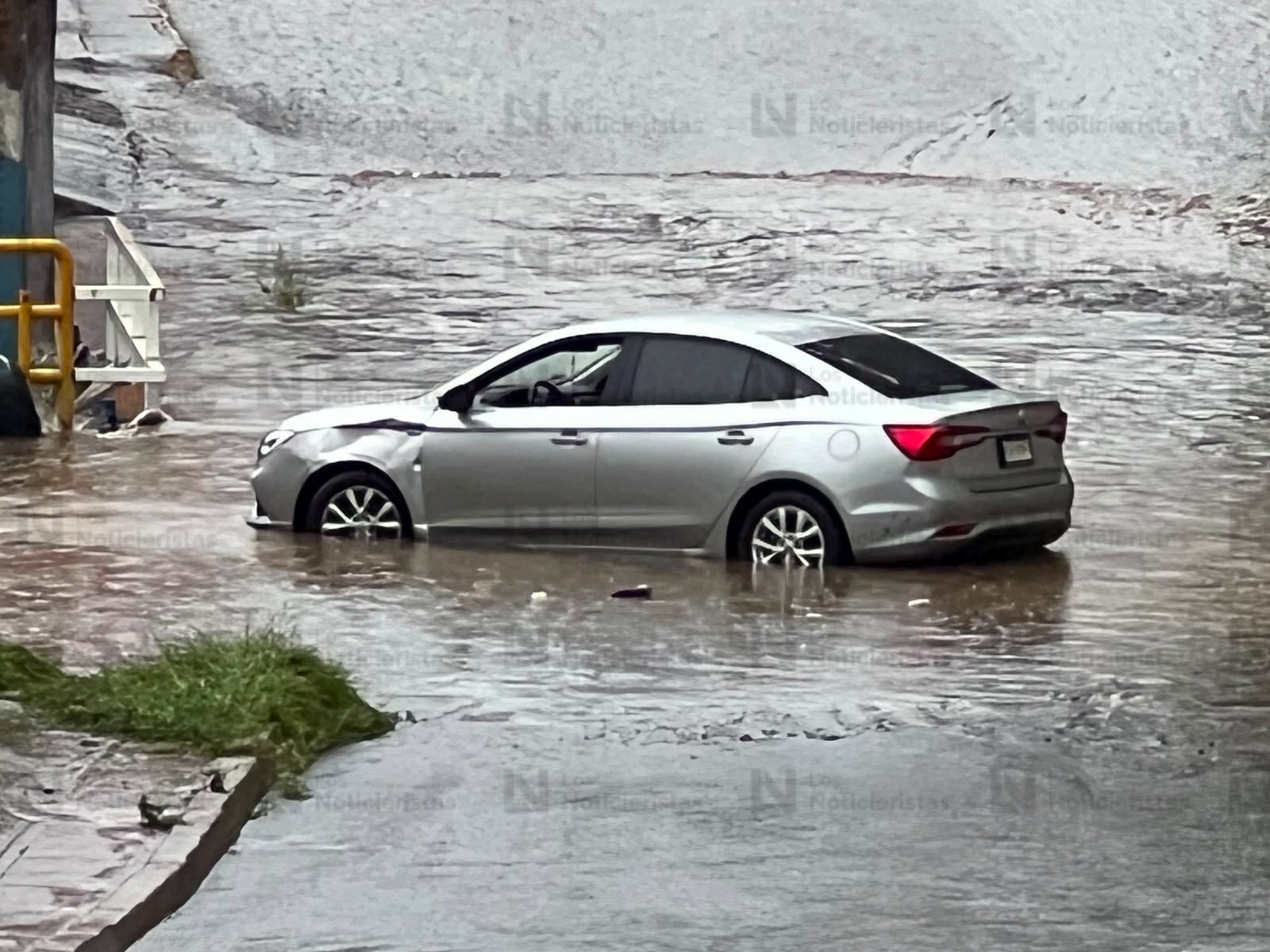 PC rescata a persona arrastrada en su auto por las lluvias en Culiacán
