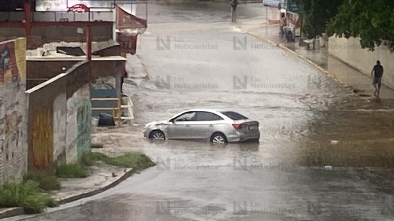 PC rescata a persona arrastrada en su auto por las lluvias en Culiacán