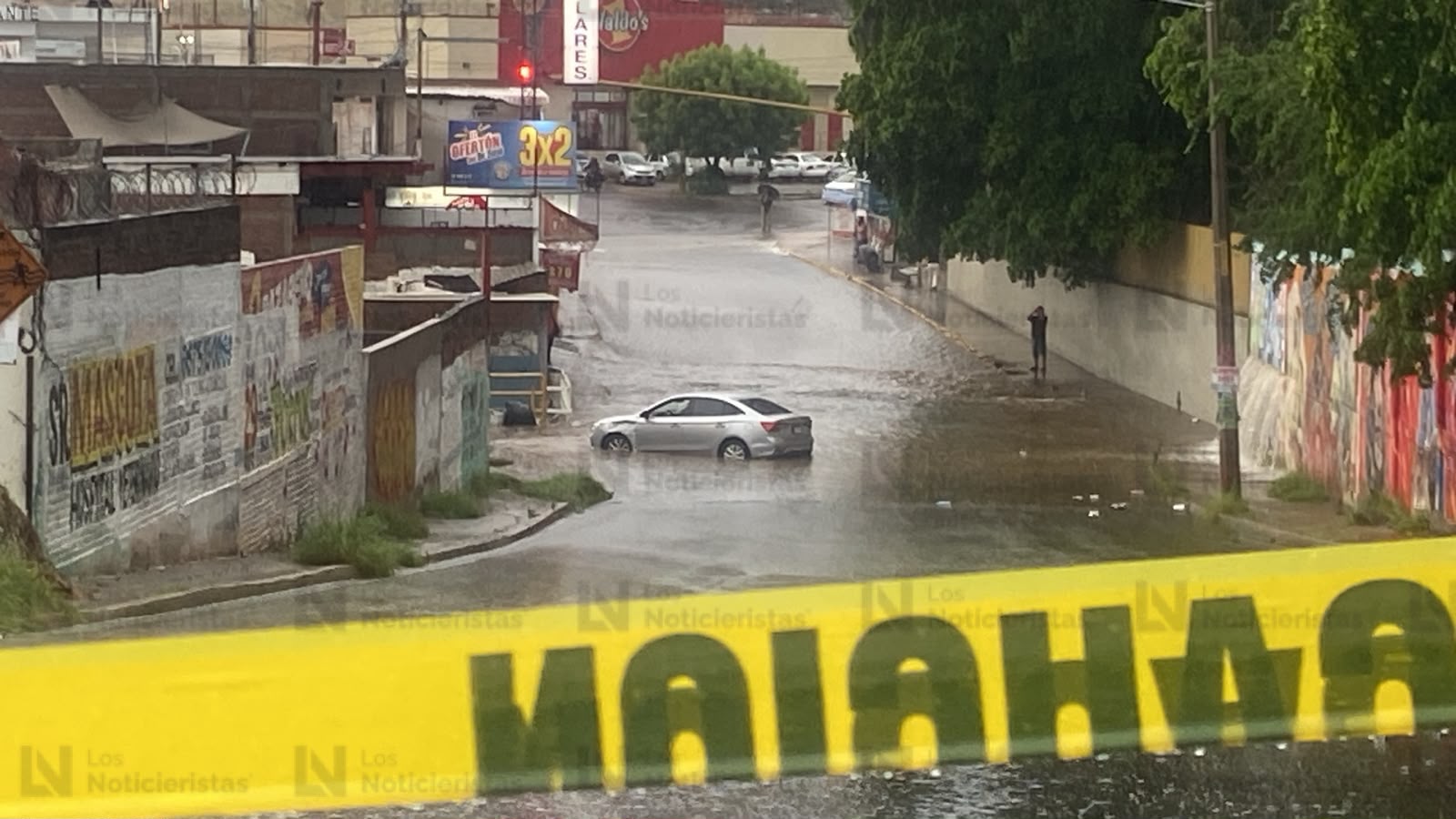PC rescata a persona arrastrada en su auto por las lluvias en Culiacán