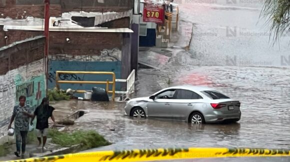 Protección Civil rescata a hombre que quedó atrapado en vehículo arrastrado por corriente de agua en Cañadas, Culiacán