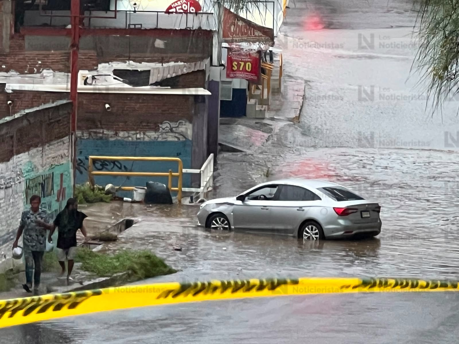 PC rescata a persona arrastrada en su auto por las lluvias en Culiacán