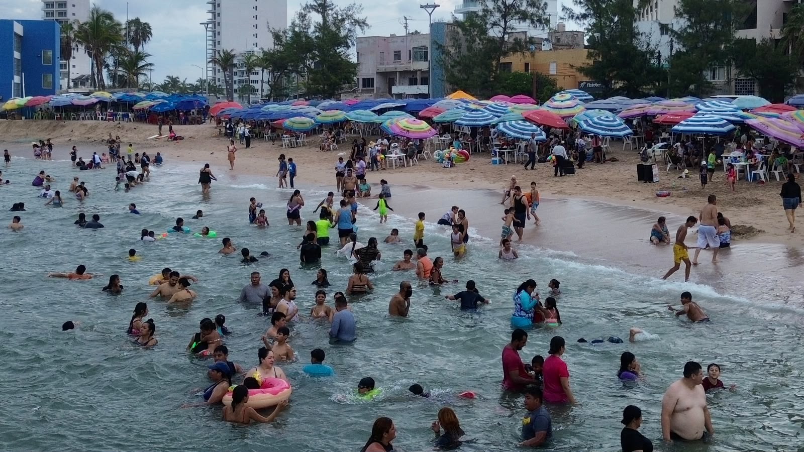 Playas de Mazatlán durante vacaciones de verano