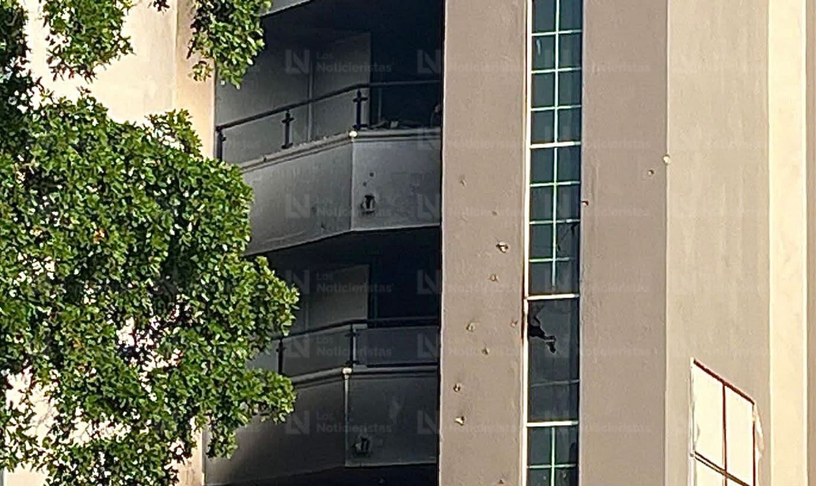 Por la azotea y con una escalera, bomberos rescatan a familia tras ataque a departamentos en Montebello, Culiacán