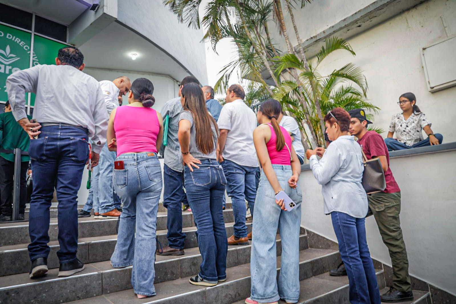 Productores agrícola afuera de la AARC esperando reunión con Columba López