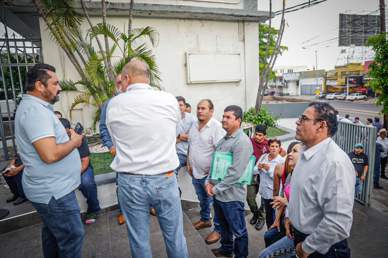 Productores agrícola afuera de la AARC esperando reunión con Columba López