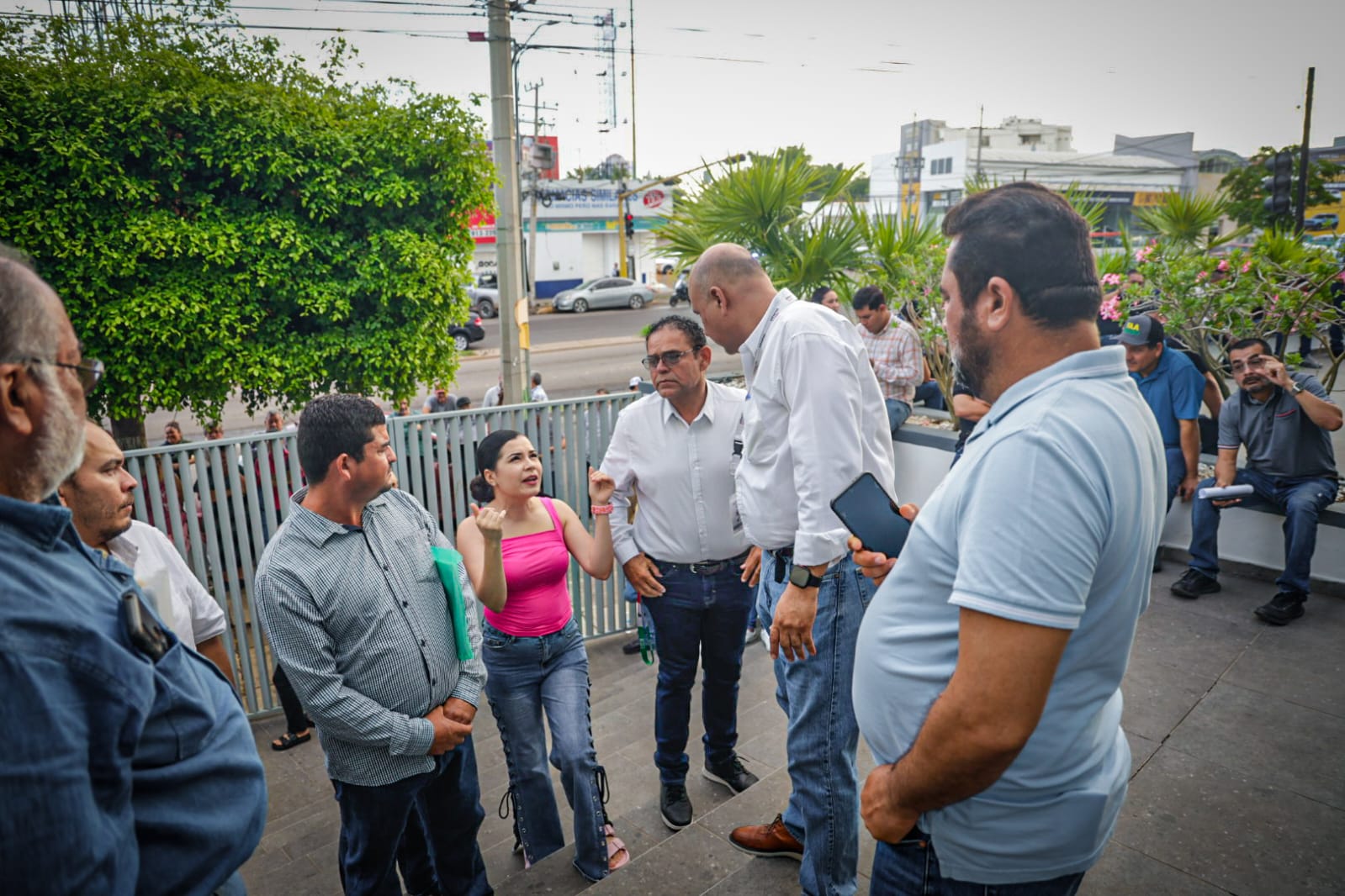 Productores agrícola afuera de la AARC esperando reunión con Columba López