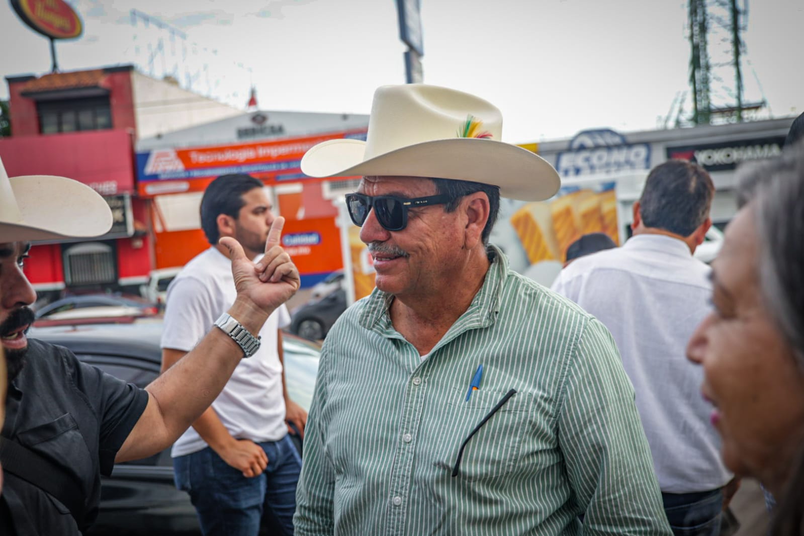 Productores agrícola afuera de la AARC esperando reunión con Columba López