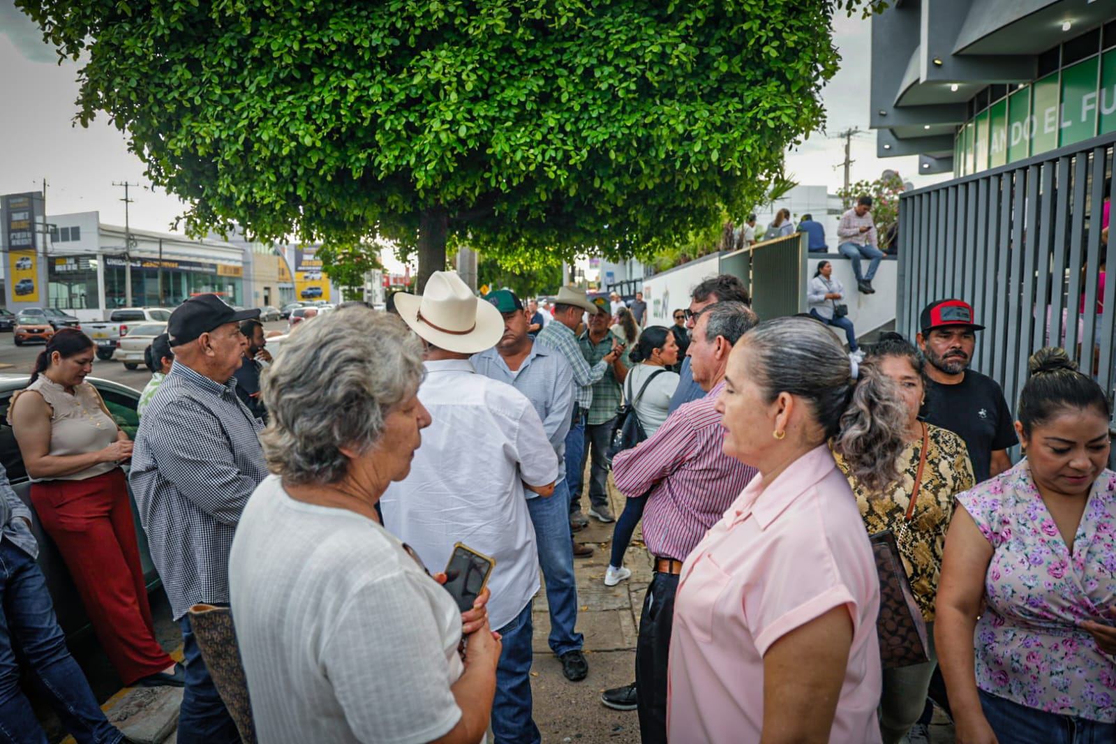 Productores agrícola afuera de la AARC esperando reunión con Columba López